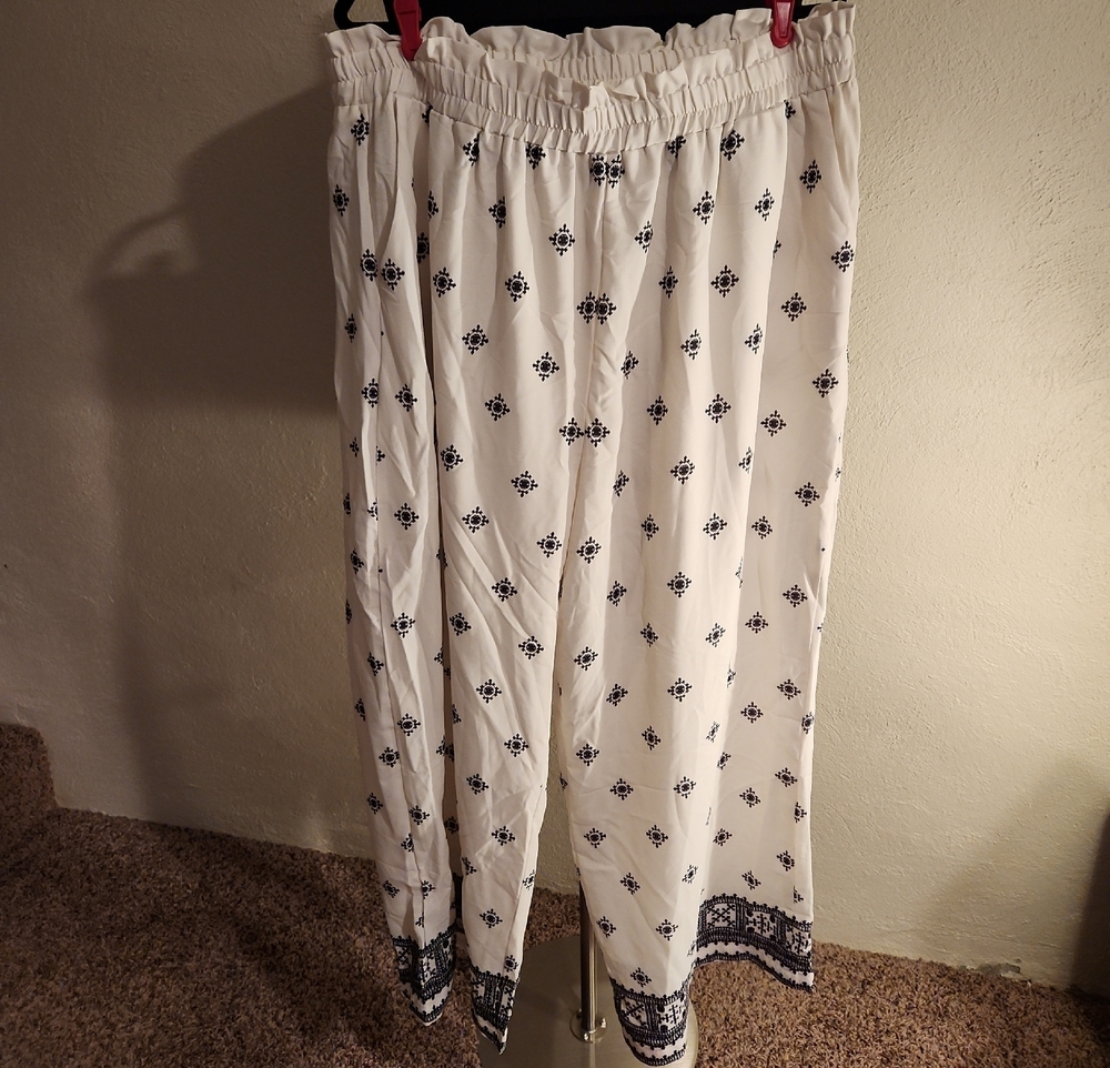 BloomChic Cream Wide Leg Pants Black Geometric Motif Size 22/24